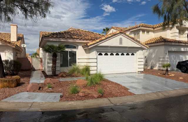 Beautiful 3 bedroom 2 bathroom home with Pool! Gallery 1