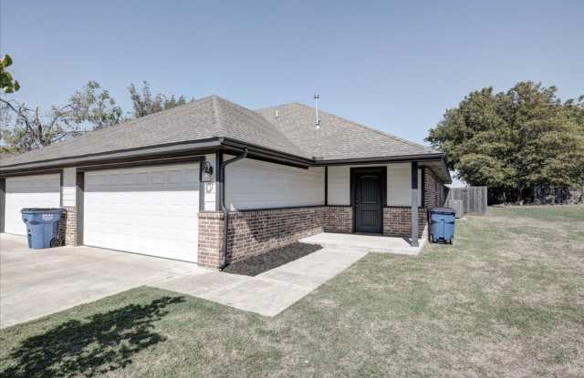 3 Bedroom 2 Bathroom Duplex - El Reno!!!! Gallery 3
