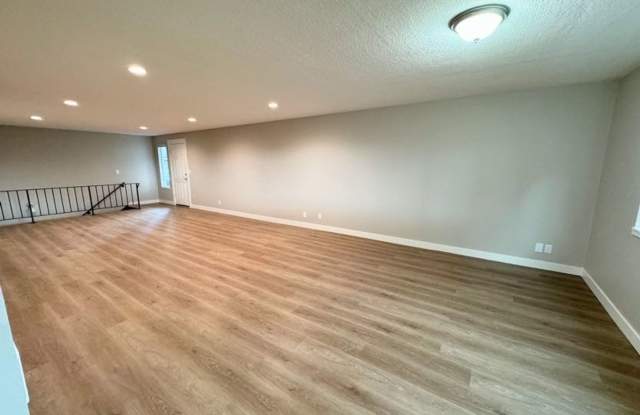 Completely Renovated 2 Bed, 1 Bath Oversized Apartment Gallery 3