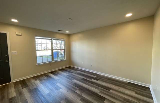 COMING SOON! Beautiful Townhouse! All Electric, Off-Street Parking, Washer/Dryer Gallery 4