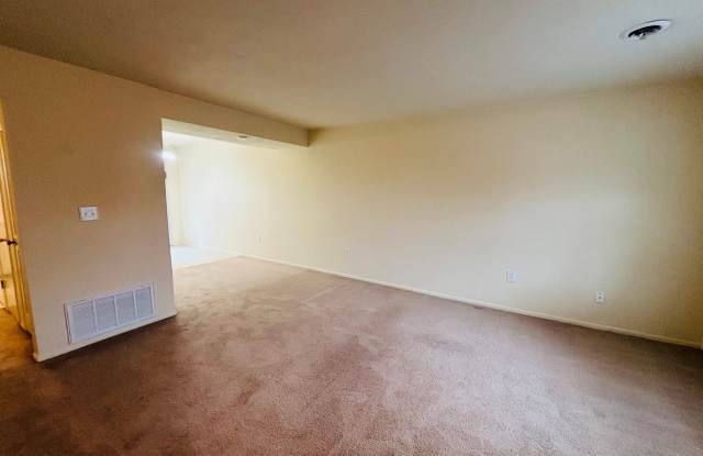 2 Bedroom, 1.5 Bath Townhouse Gallery 4