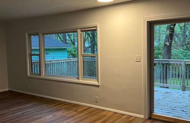 Spacious 4 BEDROOM 2 FULL BATHS PLENTY OF PRIVACY AND YARD SPACE!! photos photos