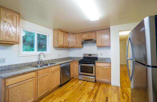 131 Houston Ave - Avail 7/1/27 - 3 Bedroom with New Kitchen, Bathroom and Hardwood Floors Gallery 3