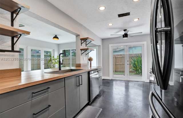 5161 SW 7th Ct Gallery 1