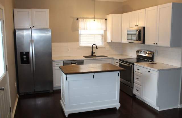 Spacious 3 Bedroom w/fenced yard in Avon! Gallery 3