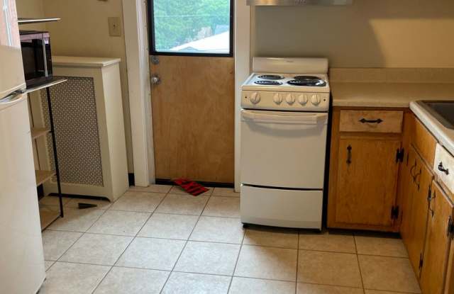 Two Bedroom apartment near engineering and science buildings--rent listed is for the entire apartment! Gallery 3