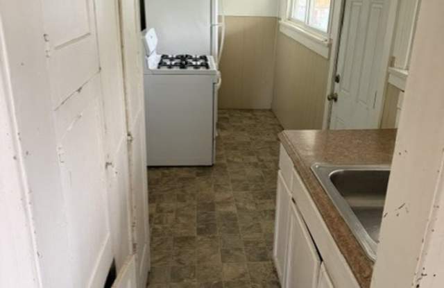 1 bed, 1 bath house centrally located Gallery 3