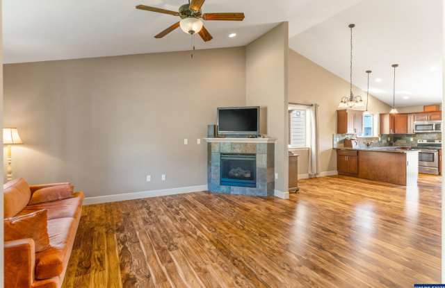 Beautiful 3-bedroom, 2-bathroom Home Located In The Charming City of Salem! Gallery 4