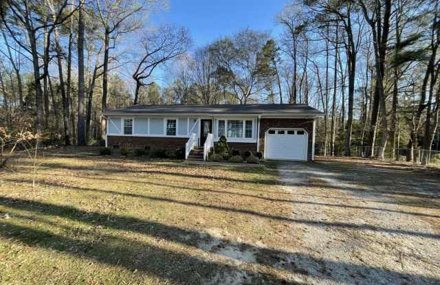 3 bd 1.5 ba Ranch with a garage and screen in deck Gallery 1