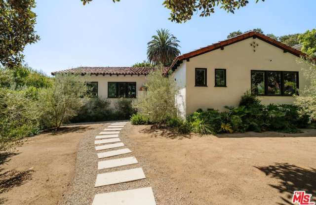 2443 N Vermont Ave photos photos