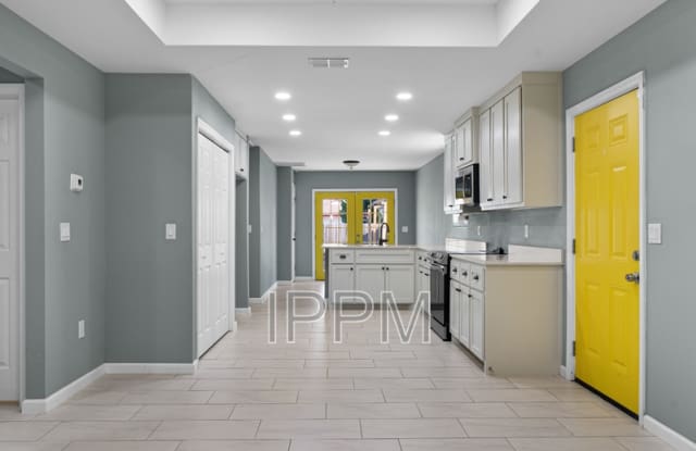 1021 E Adams Gallery 2
