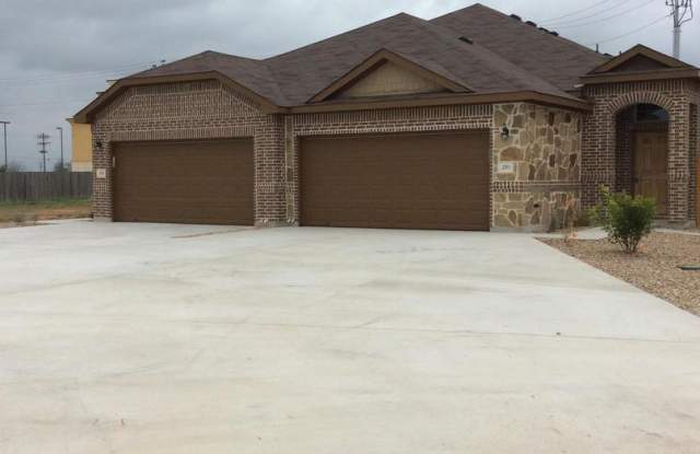 LUXURY TOWNHOME LOCATED IN PECAN PARK, BASTROP, TEXAS! photos photos