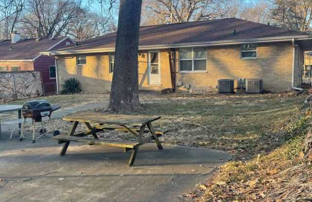 1020 East Behrends Avenue - 1020 East Behrends Avenue, Peoria, IL 61603