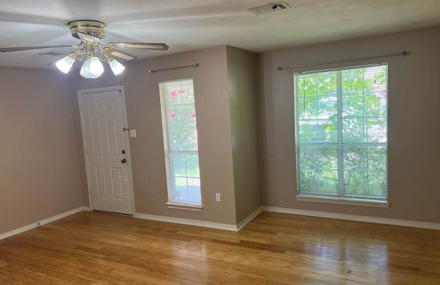 3 Bed 2 Bath Duplex Gallery 2
