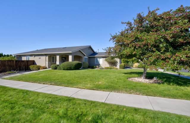 1305 NE TUCSON WAY, BEND, OREGON 97701 - THE VILLAGE  RENT REDUCED $100! Gallery 3
