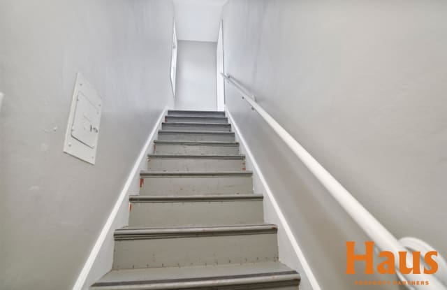 1427 SW Byron St #2 - 1427 Southwest Byron Street, Topeka, KS 66604