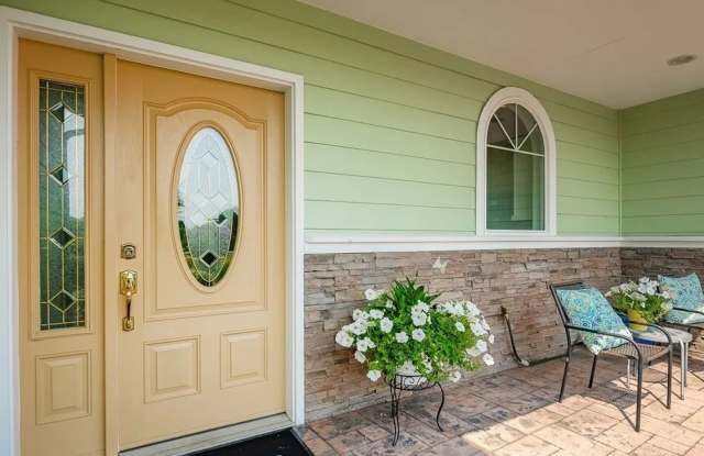 A Beautiful 3-bedroom 2 bath Birch Bay Village! Short term lease available. Gallery 4