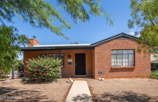 2001 E 10th Street photos photos