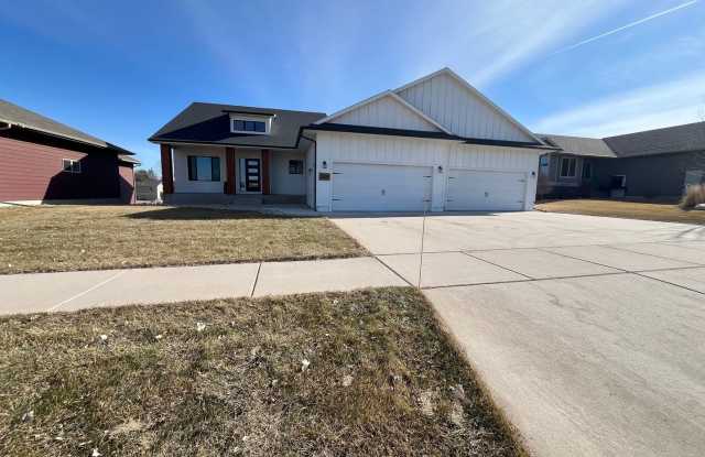 4 Bed/3.5 Bath with 4 Stall Heated Garage! - 6600 South Beal Avenue, Sioux Falls, SD 57108