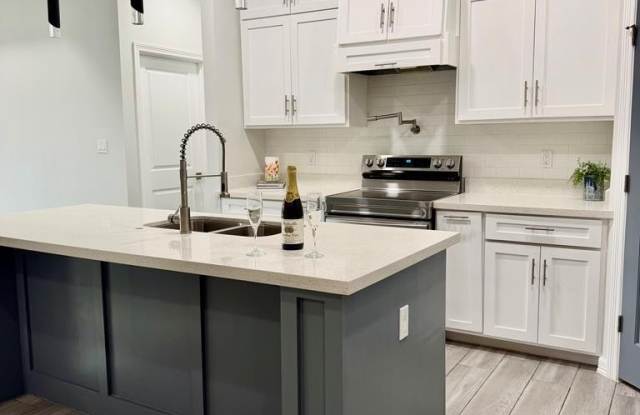 7005 HELICONIA DR Gallery 4