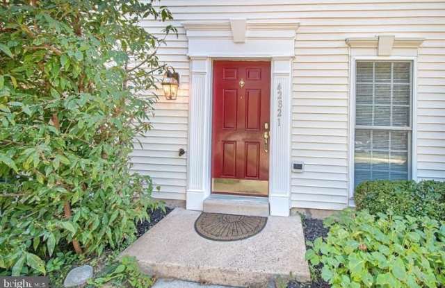 42821 PILGRIM SQUARE photos photos