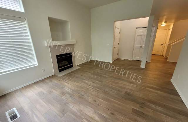 Beaverton 3 Bed 2.5ba Beautiful 2 Story Condo With 2 Car Garage, Gas Fireplace, High Ceilings & Patio! Gallery 4