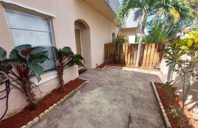 7332 SW 25th Ct Gallery 3