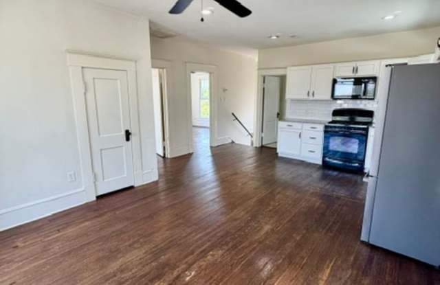 2201 Colonial Gallery 4