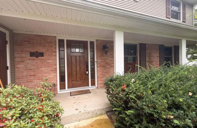 Large 4 Bedroom Home - Available Now! Gallery 4