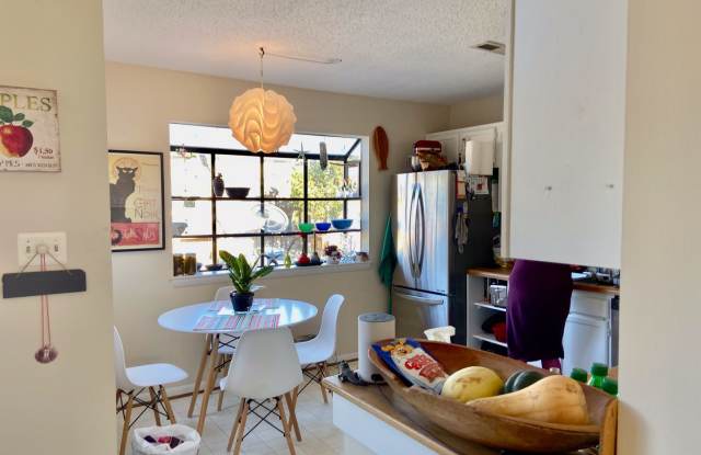 2BD/2.5BA Townhouse with Garage! Blocks from the Chesapeake Bay!! Gallery 1