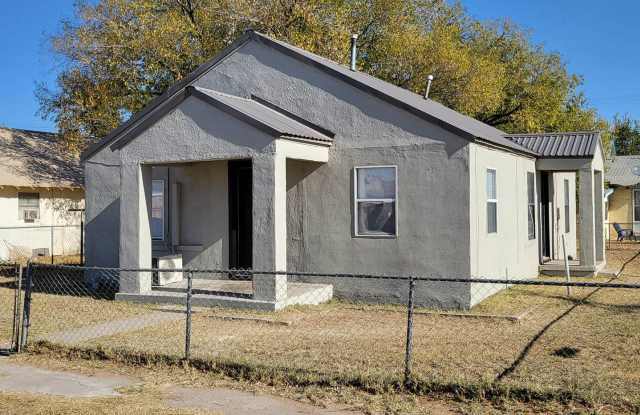 821 South Avenue C - 821 South Avenue C, Portales, NM 88130