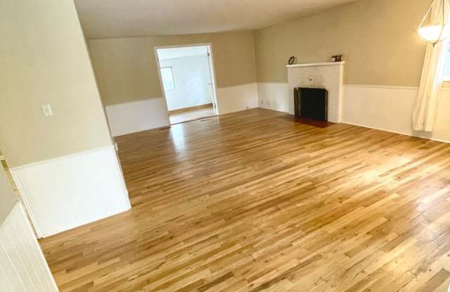 Charming 3 Bed/1.5 Bath in Desirable College Heights Location! Gallery 1