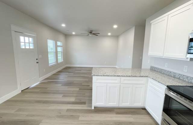 Cozy 3 bed, 2 bath close  to downtown Gallery 3