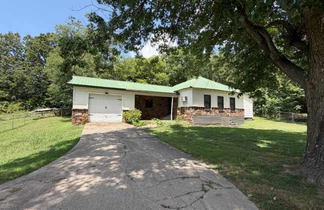 Country Living: 3 Bedroom and 2 Bathroom Home Newly Renovated Gallery 3