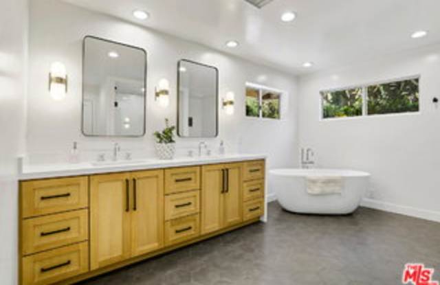 935 North Kenter Avenue Gallery 3