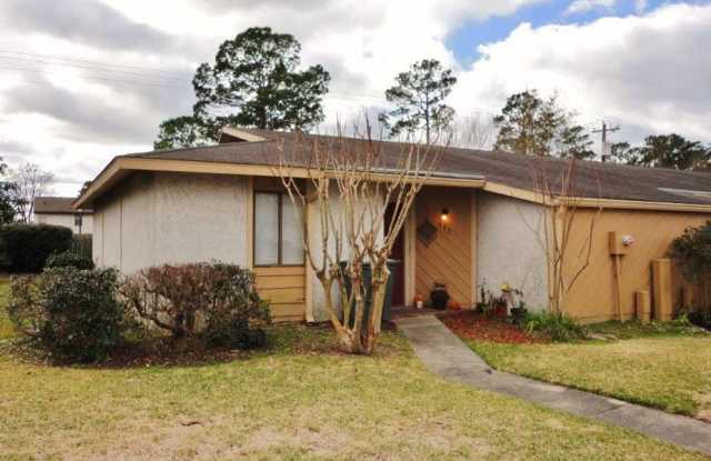 Spacious 2-Bedroom Condo with Pool Access & Lawn Care Included in Valdosta Gallery 1