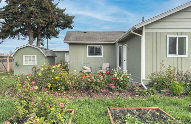 Furnished home on a flower farm, mountain views, 4-6 months Gallery 1