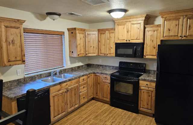 2 BED 1 BATH TOWNHOME WITH COVERED PARKING IN AMMON - CITY UTILITIES INCLUDED Gallery 4