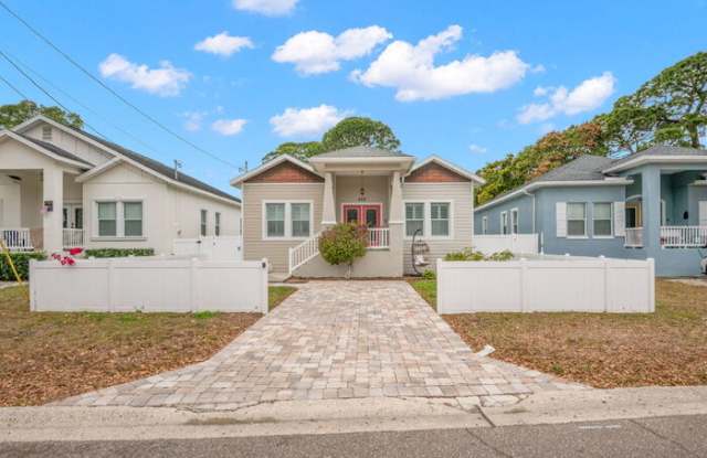 260 Southwest Lincoln Circle North photos photos