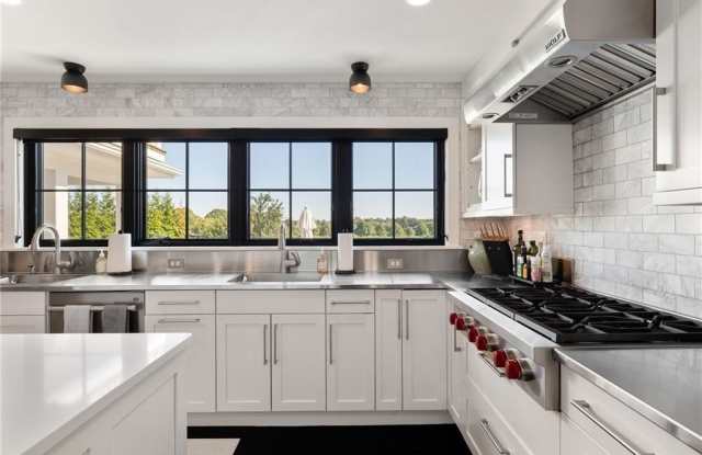118 Howland Avenue Gallery 4