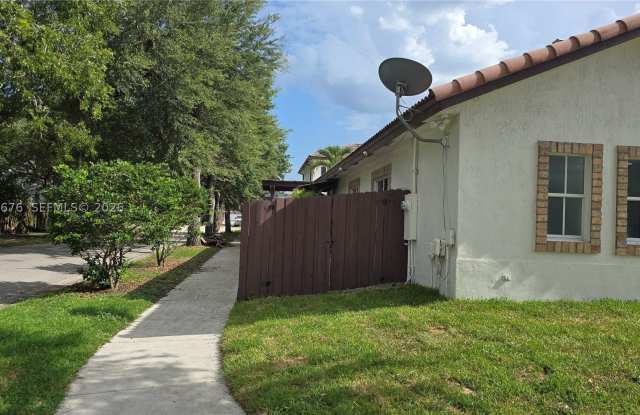 15826 SW 138th Ter Gallery 3
