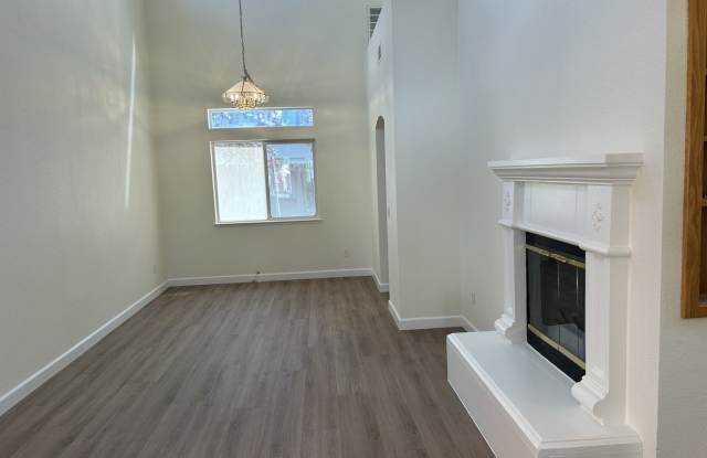 4 Bedroom, 2 Bath, 1992 Square Foot Home Gallery 4