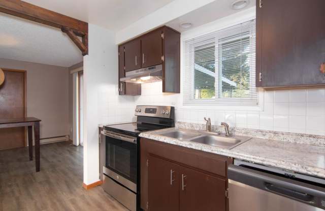 **Half off 1st Month's rent!!** 3 Bed 2 bath property centrally located in Spokane Valley Gallery 4