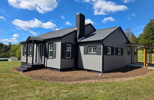3 Bed • 1.5 Bath Home for Rent – Freshly Updated Throughout Gallery 1