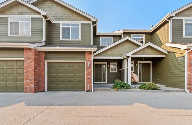 3 Bed, 3.5 Bath Townhome, 2 Car, Finished Basement, Fireplace Gallery 1