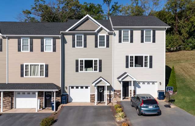 Immaculate Townhouse with Finished Basement photos photos Immaculate Townhouse with Finished Basement photos photos