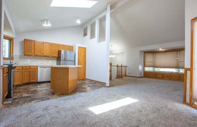 Unique 3 Bedroom / 2 Bath with Washer/Dryer in Millard! photos photos