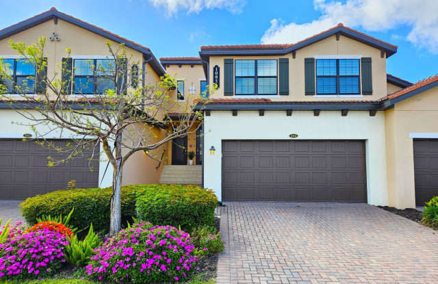 Seasonal Short-Term 3 Bedroom 2 Bathroom Second Floor Condo located in Sarasota National with Golf Transfer! photos photos