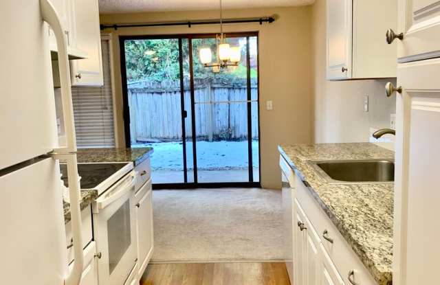 1 BD 1 BA Kirkland Ground Floor Condo with Private Covered Patio photos photos