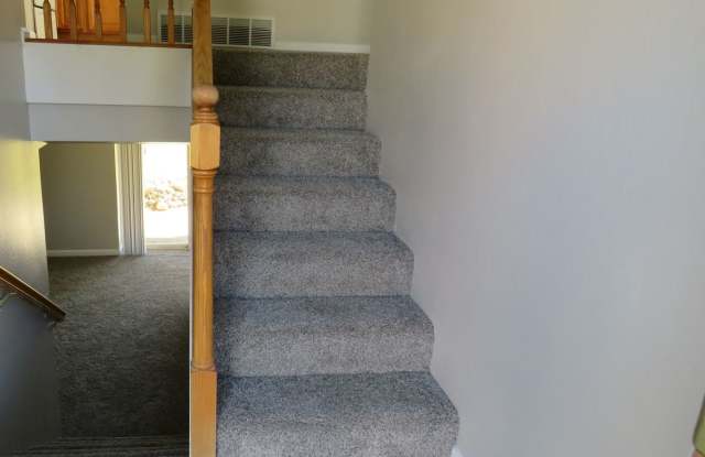 Large 4 Bedroom (1 non-egress) Home on West End Gallery 3